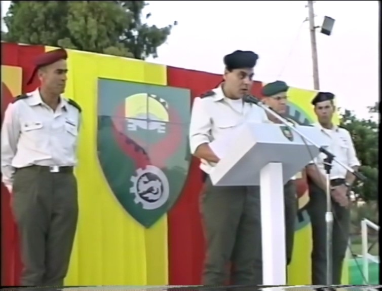 תמונה של סא"ל יורם נחמן מחליף את סא"ל רפי סדן בפיקוד על יחש"מ ערבה בטקס צבאי מרשים בבסיס חיון - שנת 1999. 
